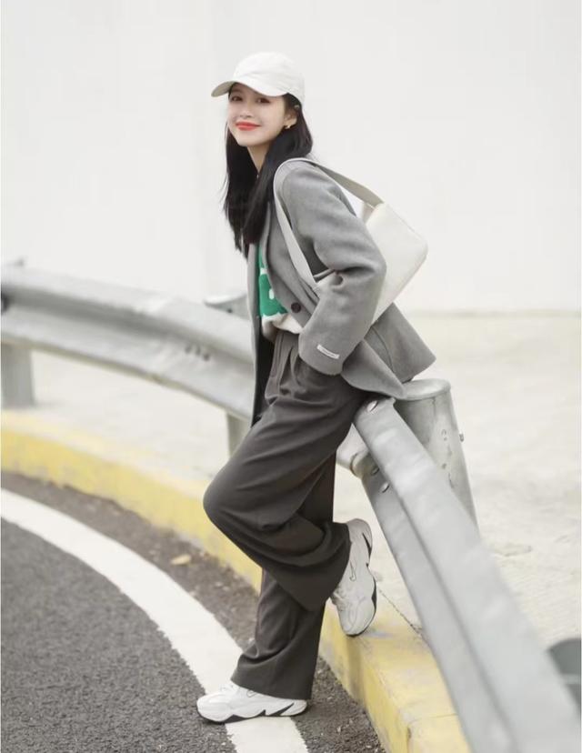 肤色白皮肤黑的穿什么颜色好看（皮肤黑穿这5个颜色既显白显年轻）(4)