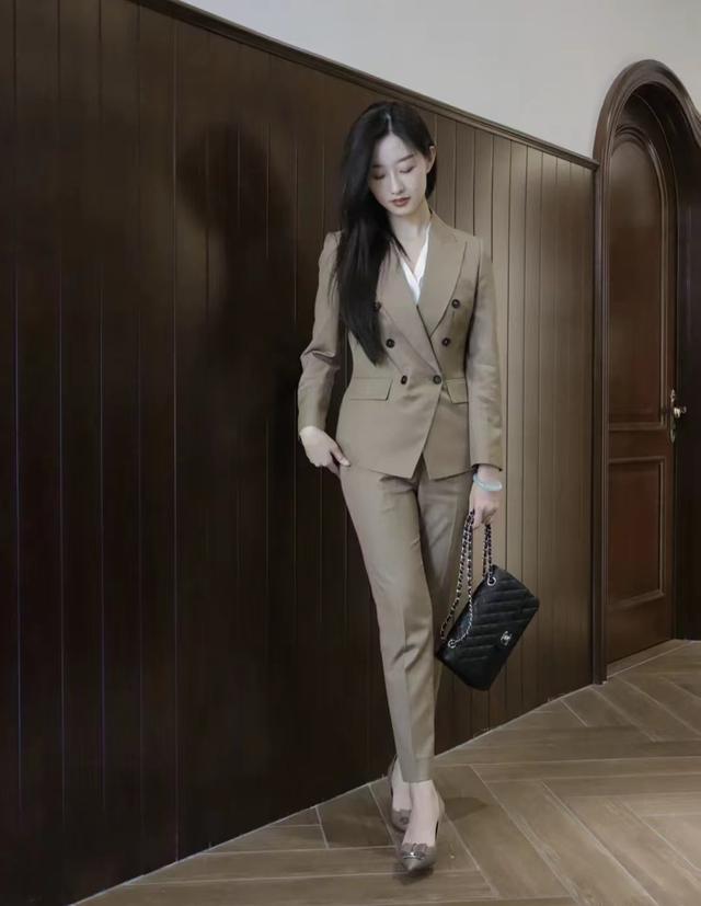 肤色白皮肤黑的穿什么颜色好看（皮肤黑穿这5个颜色既显白显年轻）(12)