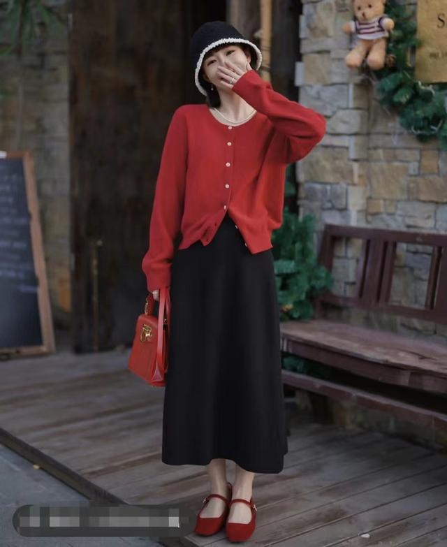 肤色白皮肤黑的穿什么颜色好看（皮肤黑穿这5个颜色既显白显年轻）(14)