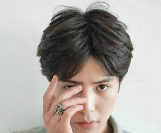 有几种最好看的中分发型（中分发型看颜值）(2)