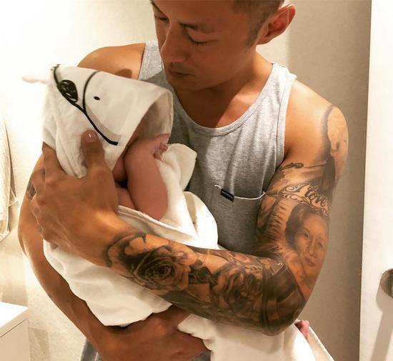 余文乐为儿子庆生，父爱满满！