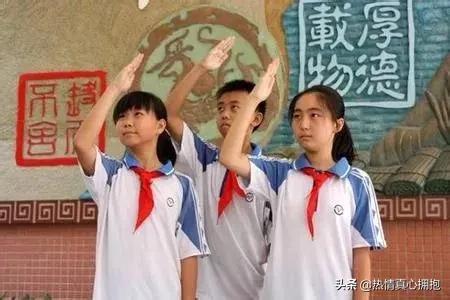 学生敬礼的标准姿势（学会正确的敬礼手势是一件很庄严的事情）(2)