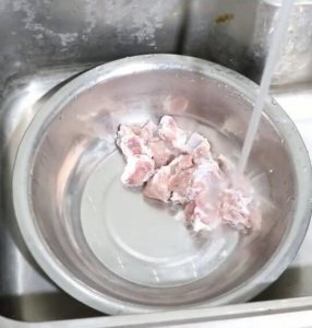 ​教你排骨焯水的正确方法，这样处理排骨一点血水都没有，简单方便