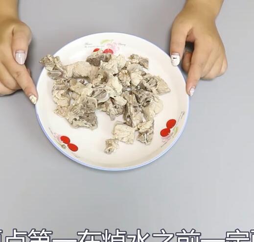 教你排骨焯水的正确方法，这样处理排骨一点血水都没有，简单方便