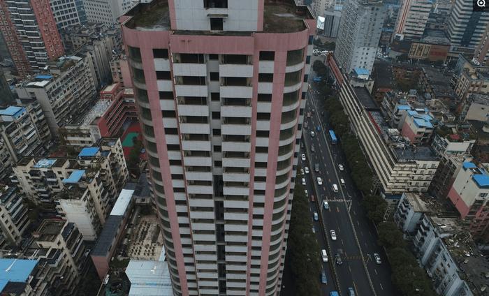 贵州贵阳市中心一栋大楼空置20余年, 坊间传闻有点瘆人