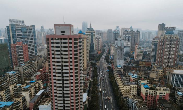 贵州贵阳市中心一栋大楼空置20余年, 坊间传闻有点瘆人