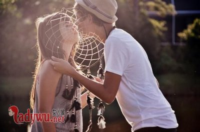 ​为什么男人喜欢强吻女生 男生为什么强吻时要抱