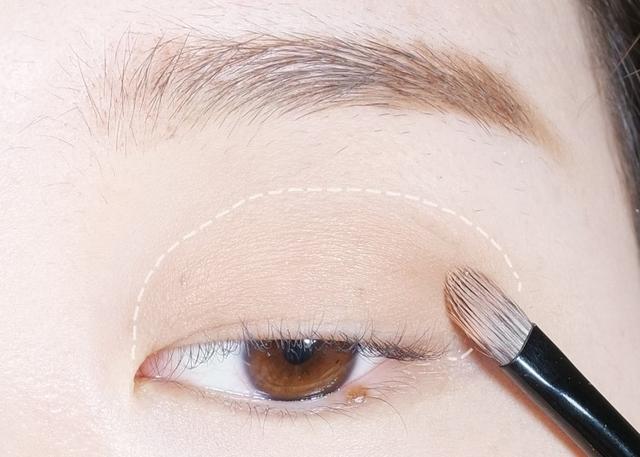 超简单单眼皮眼妆教程(最简单粗暴的单眼皮眼妆)(4)