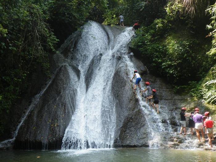 古东瀑布唯一可以攀爬的瀑布! 堪称奇迹!！