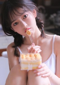 ​美女写真：吊带美女俏皮羊角辫美腿白皙性感写真图片