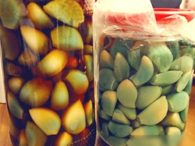 ​腌制腊八蒜，用陈醋还是米醋？大厨教您正确做法，蒜香浓郁不烧心