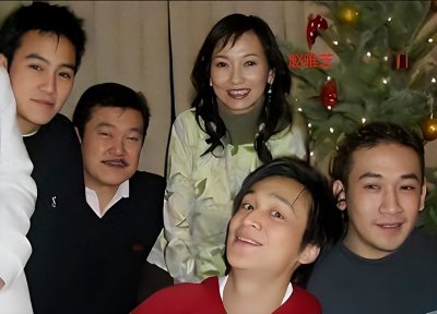 ​赵雅芝的3个儿子：长子47岁次子44岁，小儿子37岁，个个让她骄傲