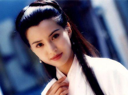 陈小艺被曝姐弟恋，李若彤微博ID改回本名