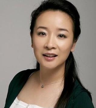 陈小艺被曝姐弟恋，李若彤微博ID改回本名