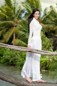 ​越南国服奥黛让女子飘飘欲仙（图）