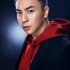 ​网上爆出释小龙已结婚并育有一女，全家出行妻女被拍到正脸