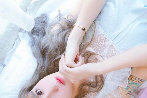 刘梓朝弯弯的金针菇什么道理 为什么会称为是蛇精脸