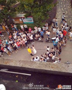 ​女老师求婚男同学并忘情拥吻 盘点中国最出名师生恋