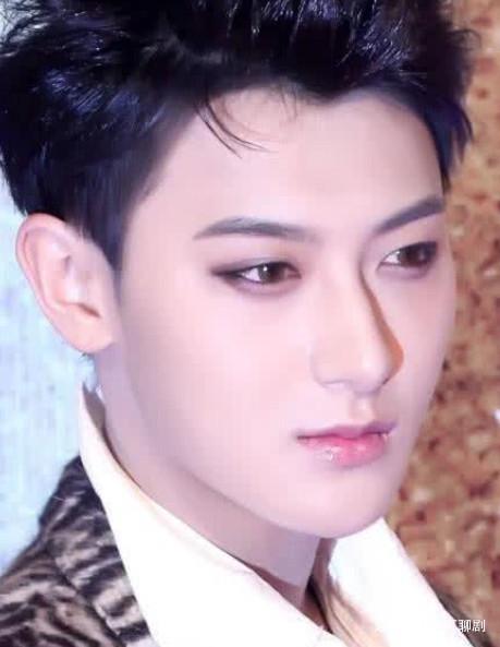 有一种“整容”叫做黄子韬卸妆，看清素颜照后，网友：不是我的韬