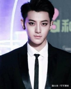 ​有一种“整容”叫做黄子韬卸妆，看清素颜照后，网友：不是我的韬