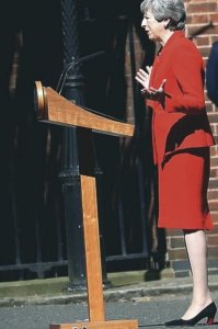 ​梅姨辞了英国首相还能做时尚博主？事业时髦两不误，究竟有多敢穿