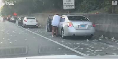 ​不敢相信！美国一运钞车洒下十几万钞票，过往司机路边停车捡钱