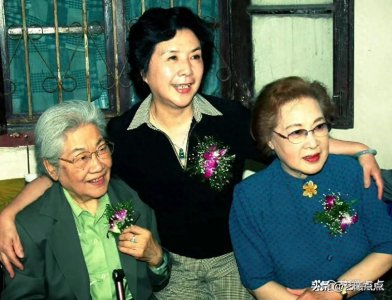 ​一波压箱底的著名影星合影老照片，你的男神女神刹那芳华再现