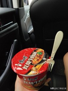 ​农民高速路上卖泡面10块一桶网友评论黑心？天寒地冻的价格良心