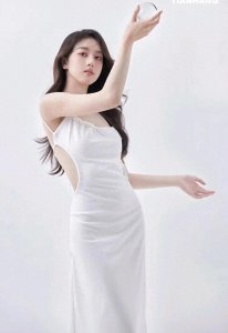 ​标题：李凯馨：低调绽放的演艺圈多面手