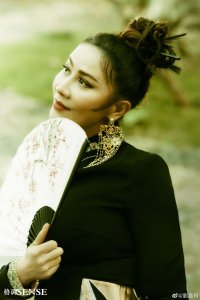 ​刘嘉玲最新旗袍大片，丰乳肥臀细腰长腿，怪不得梁朝伟会娶她