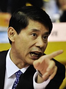 ​前中国篮协副主席信兰成，究竟做了什么？折损了我国男篮两大名将