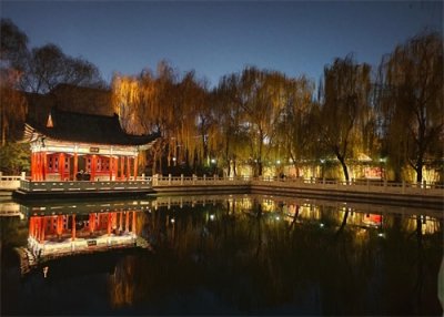 ​夜幕下的济南珍珠泉，别有一番韵味！