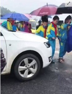 ​女司机顶学生腿 女司机为啥顶学生腿？