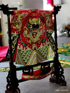 ​金丝银线,平凸有致。金苍绣,一种源于明清、盛行于闽台的刺绣工艺