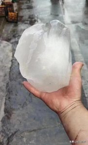 ​震惊！广东下的冰雹有保龄球大 砸成小龙人 网友：末日一样 天降异象