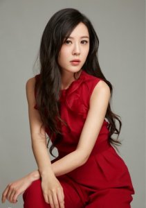 ​李金铭拍摄新年时尚大片 红衣淡妆凸显小女人味道