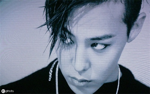 作为唯一拥有“黑卡”的韩国艺人，权志龙的身价到底多少？