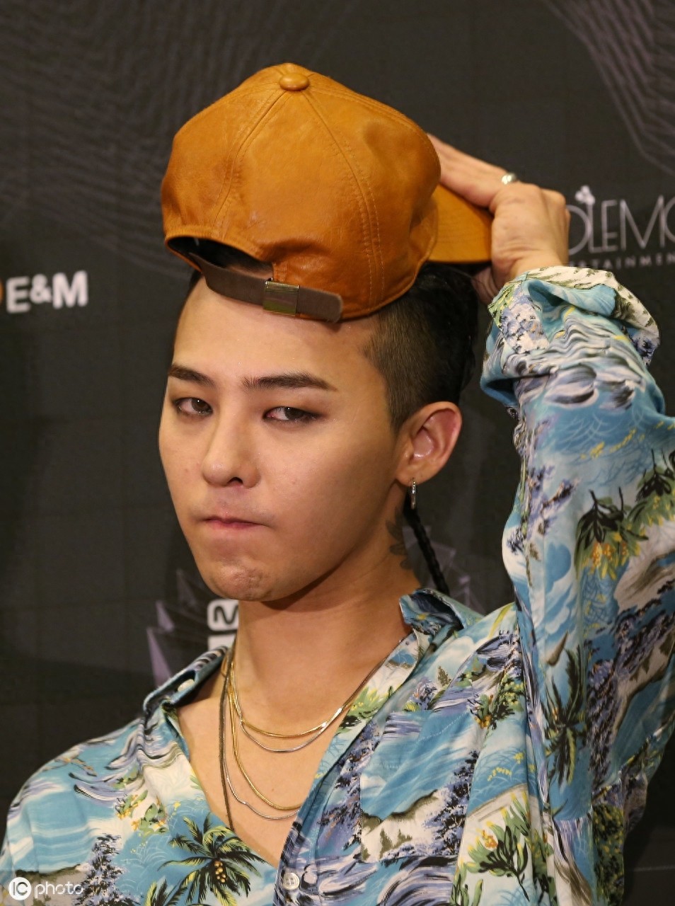 作为唯一拥有“黑卡”的韩国艺人，权志龙的身价到底多少？