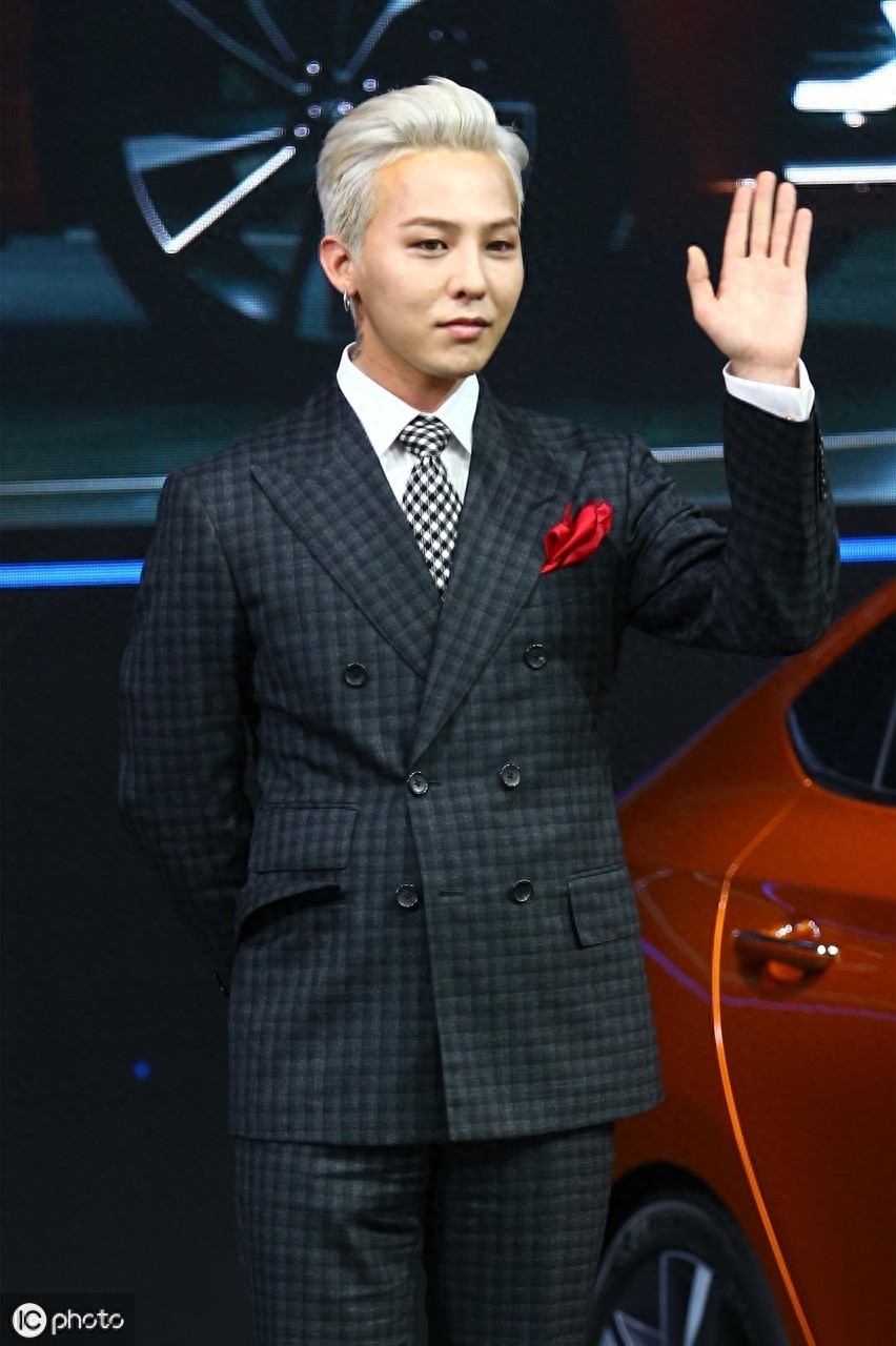 作为唯一拥有“黑卡”的韩国艺人，权志龙的身价到底多少？