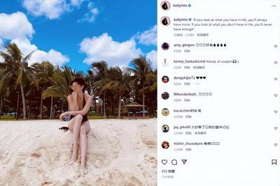 ​47岁林熙蕾晒性感泳装照 身材火辣颜值冻龄似少女