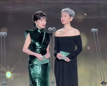 ​叶童赵雅芝同台颁奖 “白娘子”和“许仙”再合体