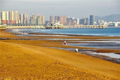 ​青岛金沙滩位于山东半岛南端黄海之滨，全长3500多米