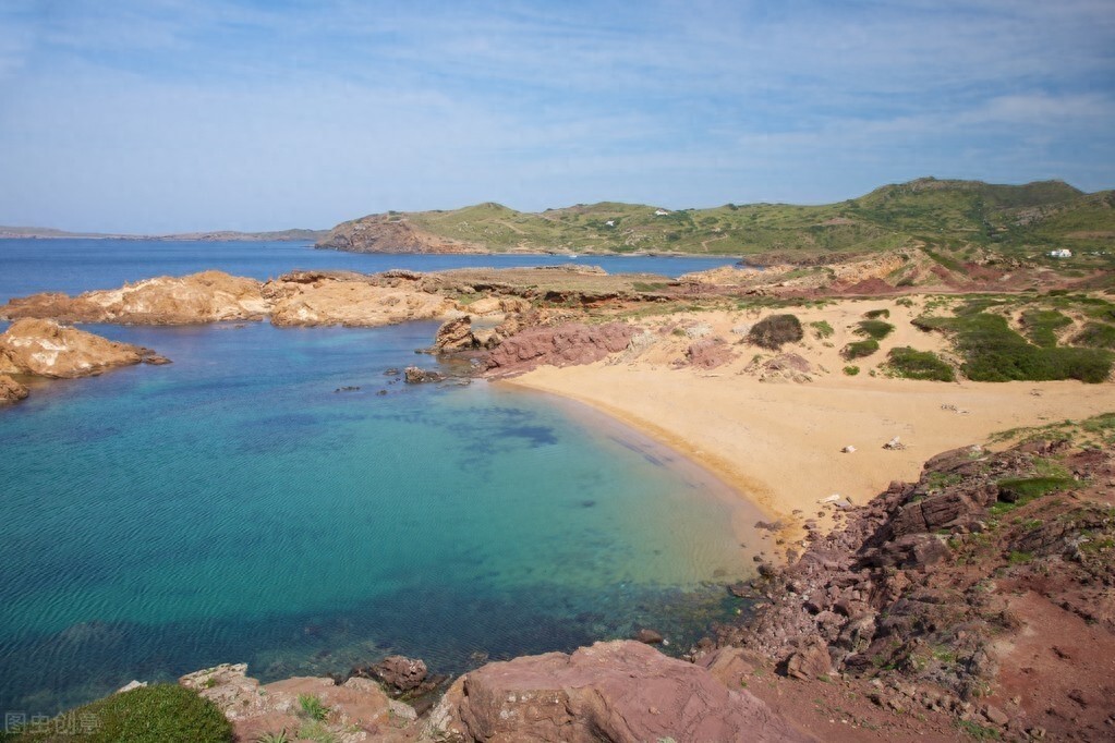 青岛金沙滩位于山东半岛南端黄海之滨,全长3500多米