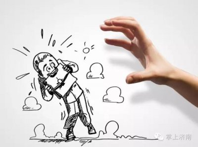 ​济南公交女色狼又现身！这次把魔爪伸向司机了