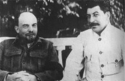 ​列宁和斯大林的遗体被相继移出红场，但两者的原因天差地别