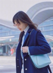 ​郑爽最新机场造型，这一套你hold住了吗?