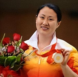 ​邹春兰：曾获9枚金牌，被教练下药终身不育，退役后沦为搓澡工
