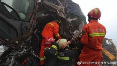 ​通州三辆大货车连环追尾，消防员徒手破拆成功救人
