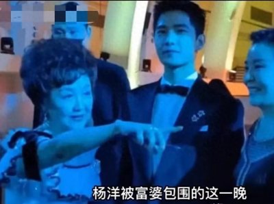 ​何炅“身陷陪酒局！视频曝光！“女大佬”被扒，网友感觉何炅被逼