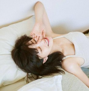 ​岸明日香：娇小玲珑的身材，暗藏惊人曲线，33岁依旧散发独特魅力